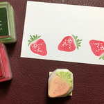 リアルっぽいツヤツヤいちごの実の消しゴムはんこ（持ち手つき）