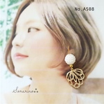 No.A508 ゴールドのフラワーチャーム × パール ピアス / イヤリング