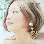 No.A509 ゴールドのフラワーチャーム × パール ピアス / イヤリング