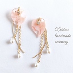 春🌸揺れる桜花びらイヤリング／ピアス