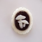 カメオ風フェイクチョコレートのきのこブローチ