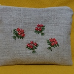 　朱色のプチブーケいっぱいの手刺繍ポーチ