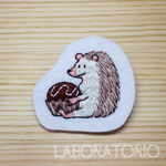 チョコハリネズミ（シナモン色）の刺繍ブローチ