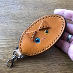 茶色にゃんこの小物入れ  スマートキーケース  オッドアイ