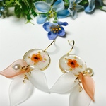 （色違い再販）花びらが揺れる春ピアス／イヤリング