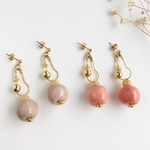 大人の上品春色とゴールドのピアス／イヤリング