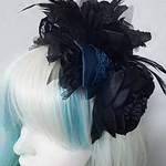サテン風ブルーリボンと大きいブラックローズのカチューシャ。