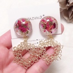 ローズとフラワーのドライフラワーレジンピアス／イヤリング