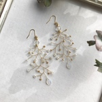 しずくの滴る葉っぱの小枝ピアス／イヤリング