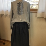 セールフリル付きブラウス