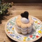 クリームサンドケーキのピンクッション