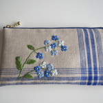 刺繍のフラットポーチ（ブルーの花）