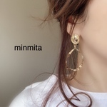 ✴︎再×6販売✴︎大ぶりゴールドデザインフープとヴィンテージ風プレートピアス