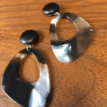 大ぶりブラックべっ甲ピアス