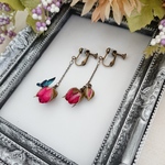 【オーダーのお品】モルフォ蝶(SSサイズ)が留まる 薔薇のドライフラワーイヤリング。蝶々イヤリング。アンティークゴールド仕様。