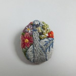 刺繍ブローチ　白鳥（楕円型）