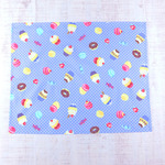40×50ｃｍランチョンマット（048）マカロン＆カップケーキ　水色