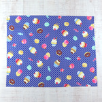 40×50ｃｍランチョンマット（048）マカロン＆カップケーキ　花紺色