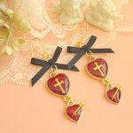 ハート＆アローとクロスのリボンピアス（Red）