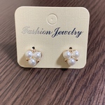 パール３つの小さなピアス