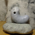 糸魚川翡翠　大型薄ラベンダー勾玉　