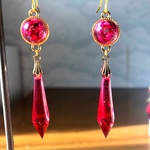 チェリーレッドと薔薇のシャンデリアピアス