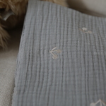 さくらんぼ刺繍3重ガーゼ生地（グレー）