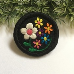 カラフルお花の刺繍ブローチ✴︎100