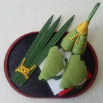 ちりめん  端午の節句   菖蒲の葉と粽と柏餅  置き物