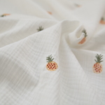 パイナップル刺繍の3重ガーゼ（ホワイト）