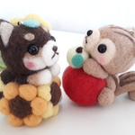 【d様ご予約品】リンゴ大好きリスちゃん＆黒柴ちゃんとヒマワリのストラップ