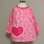 キッズスモック♪#527　ピンク　ハートがいっぱい　ハートとレースのポケットつき　女の子　スモックエプロン