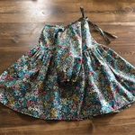  SALE90〜100㎝スモックワンピース くろ系花柄