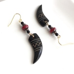 黒い牙ピアス
