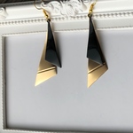 ゴールド✖️ブラックの揺れる三角ピアス