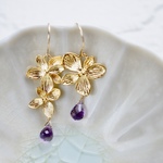 スミレの花のアシンメトリーピアス（イヤリング可能）