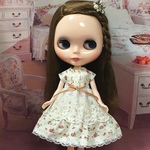 エプロン付きワンピース  小花柄アイボリー ( ブライス、リカちゃん)