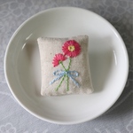 〈手刺繍〉ガーベラのピンクッション風ブローチ