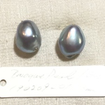 天然バロックパールのスタッドピアス／グレー