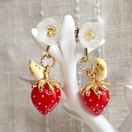 新作🍓いちご ちょこんと鳥さん ピアスorイヤリング オカメインコ ルチノー