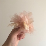 コーラルピンクの花束風シュシュ