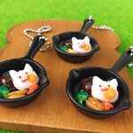 目玉焼きにゃんこのハンバーグスキレットキーホルダー ミニチュアフード