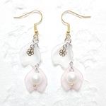 桜の花弁ピアス