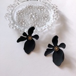 new*⋆2個♡ブラック♡フラワー ピアス♡ペア♡花