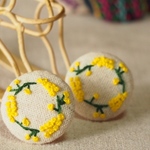 送料無料 刺繍ピアス ミモザのリース くるみボタンピアス イヤリング ブローチ ヘアゴム  に変更可