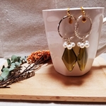 💚オリーブ色が美しい揺れるリングイヤリング