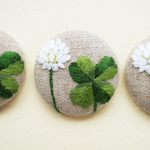 四葉と白詰草の手刺繍ブローチ1