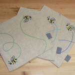 ａｎｅｍｏｎｅ様オーダー品　ハチ刺繍入り花瓶敷き　３枚セット