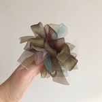 カーキベースの花束風シュシュ