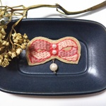 蝶々結びのブローチ（サクラトーン）